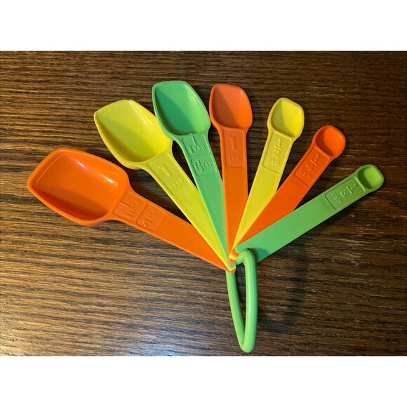 Vtg Tupperware Nesting Measuring Spoons Set of 7 Plus D Ring Yellow Green Yellow - Picture 1 of 10